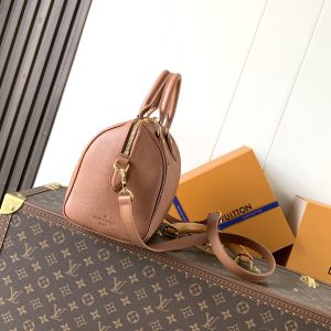 Alternative view of M58947 Black Silk Print M46136 Brown M14043 Chocolate M58951 Black M59273 Apricot This seasonal iteration of the iconic Speedy Bandoulière 25 features Louis Vuitton's Monogram Empreinte leather in a versatile chocolate hue.Adorned with gold-tone hardware and the signature padlock, it symbolizes Louis Vuitton's heritage and craftsmanship. Its compact design accommodates daily essentials, including makeup necessities. 25 × 19 × 15 cm (L × H × W)